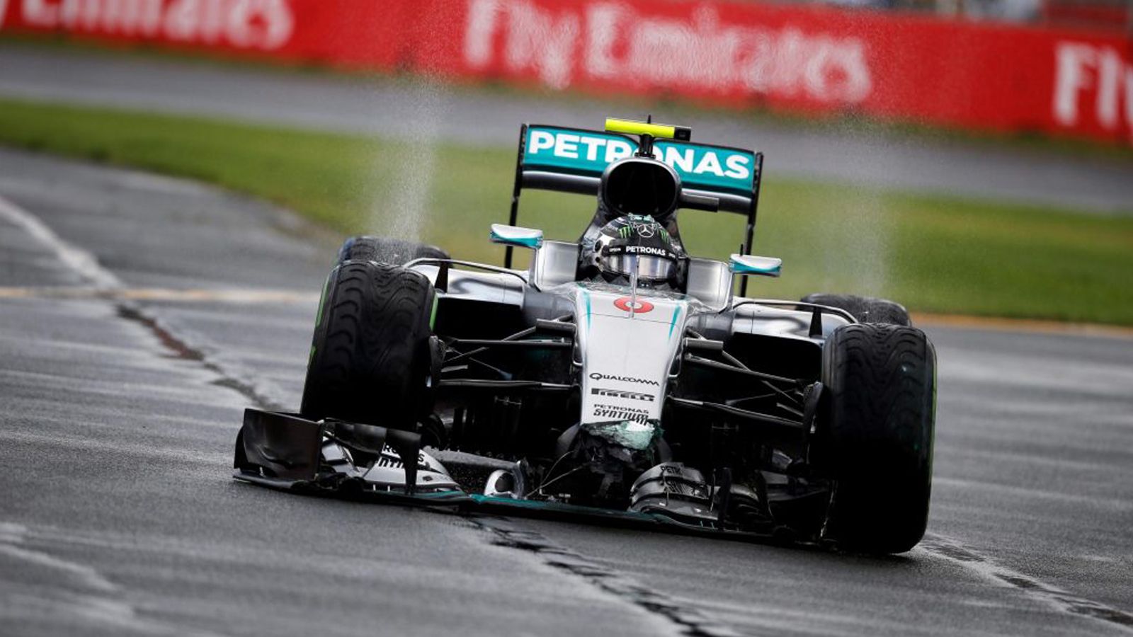 Η σύγκρουση του Nico Rosberg, κατέστρεψε όχι μόνο το μονοθέσιό του, αλλά και όλη τη διαδικασία, η οποία και σταμάτησε.