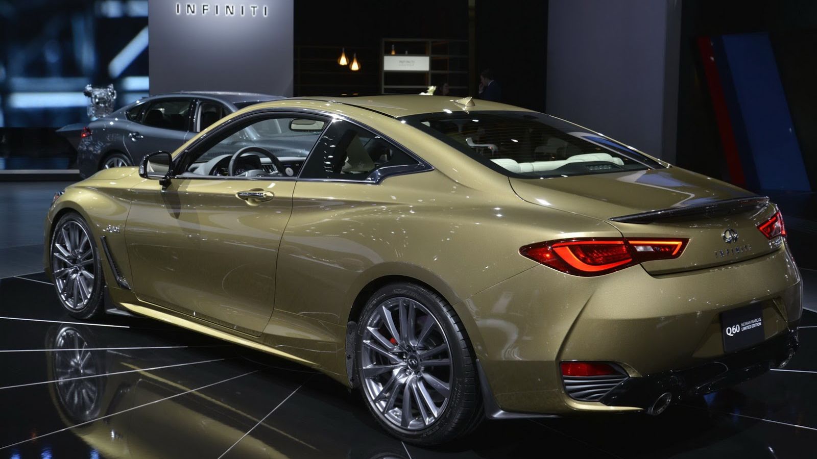 Η μορφή του οχήματος διανθίζεται από carbon fiber λεπτομέρειες στους προβολείς ομίχλης, τους αεραγωγούς, τα καπάκια των καθρεπτών και το πίσω σπόιλερ.
