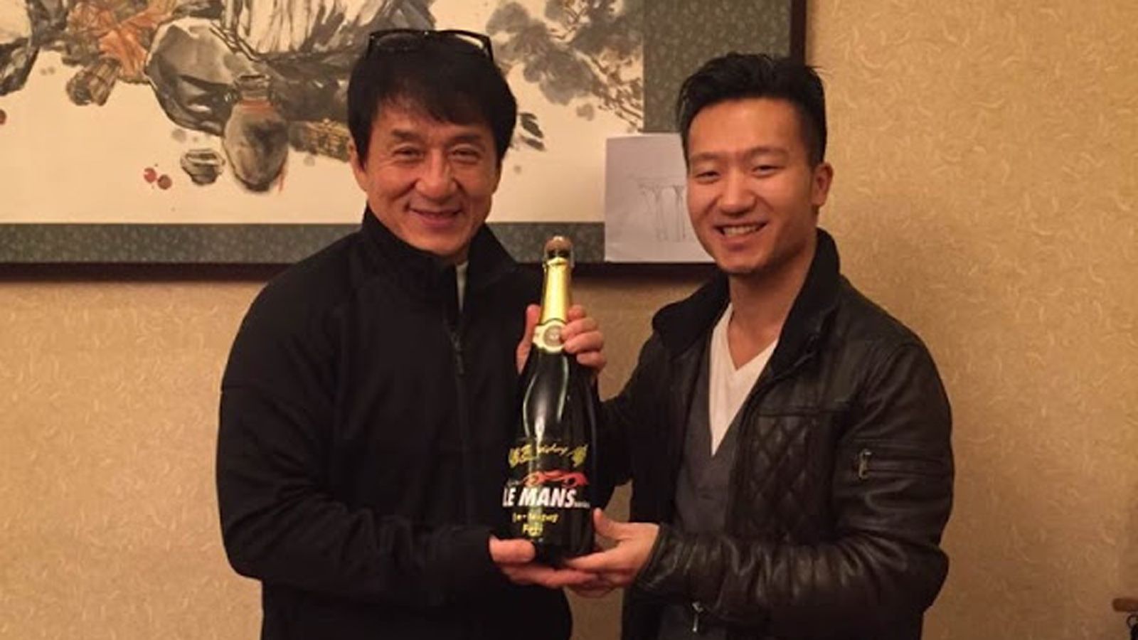 Οι συνιδιοκτήτες της BAXI DC Racing, Jackie Chan (αριστερά) και David Cheng (δεξιά) ανακοινώνουν περιχαρείς τη συμμετοχή της ομάδας του στον 24ώρο αγώ