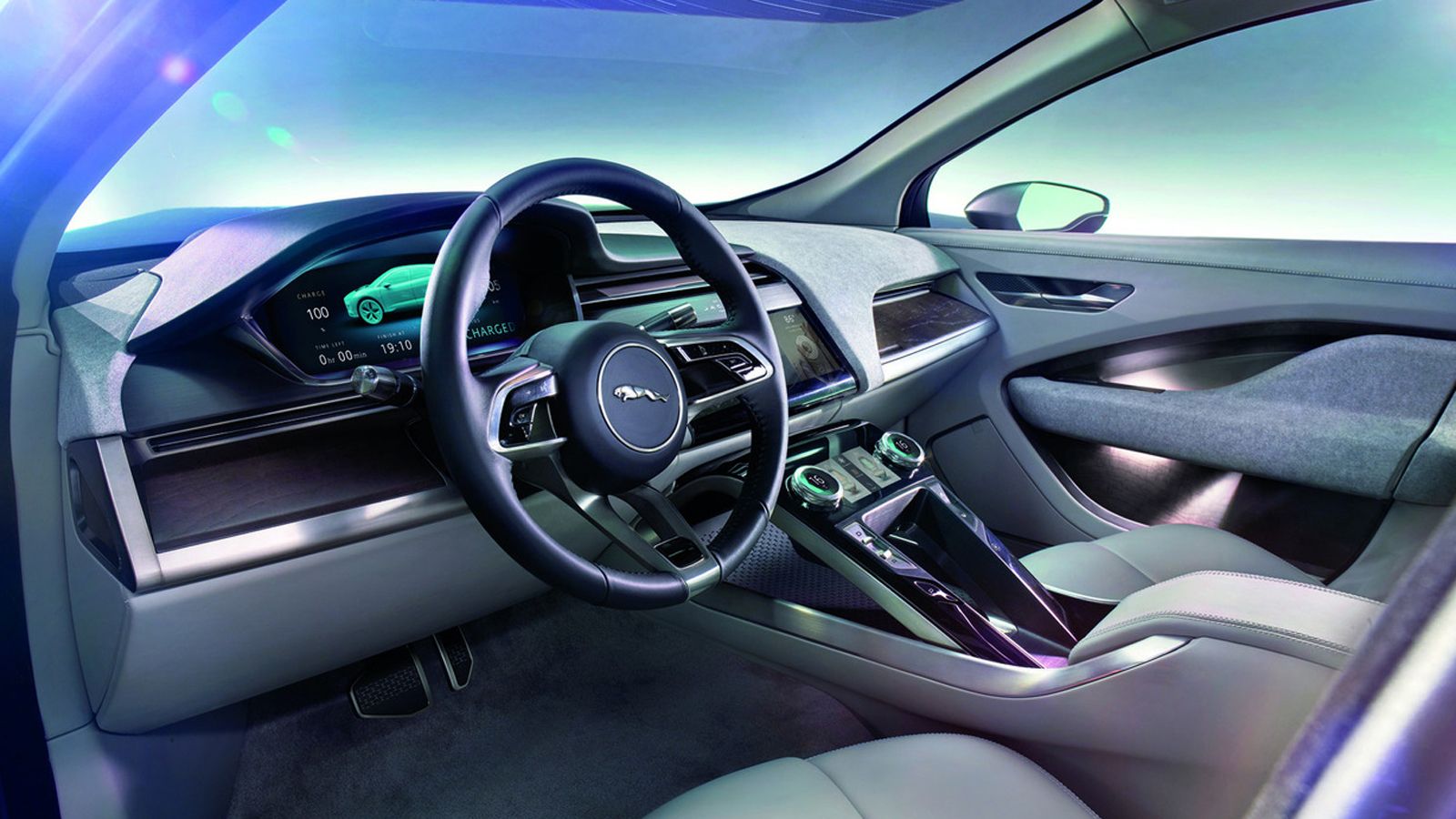 
Στο εσωτερικό κυριαρχεί η πολυτέλεια, με την Jaguar να υπόσχεται πλούσιους χώρους για τους επιβάτες. 
