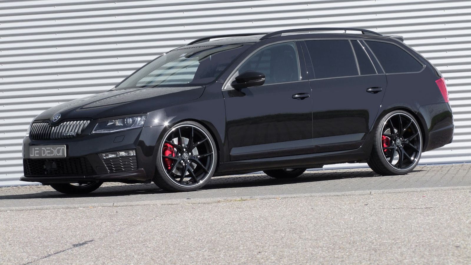Το πρόγραμμα της JE Design αυξάνει την απόδοση της Octavia RS230 στους 300 ίππους, ενώ η ροπή σκαρφαλώνει στα 430 Nm. Έτσι, το αμάξι κάνει το 0-100 χλ