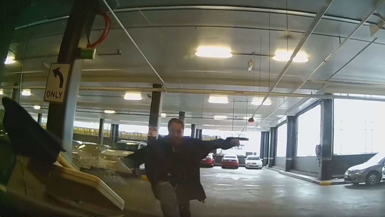 Ο τύπος έπαιξε καράτε με αυτοκίνητο και έχασε! 