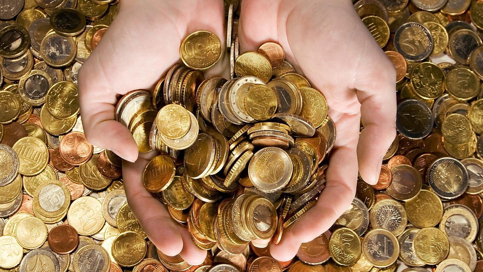 200 ευρώ σε μονόλεπτα, δίλεπτα και πεντάλεπτα πλήρωσε νεαρός άνδρας στο Βόλο, για να τιμωρήσει το ελληνικό δημόσιο που του έκοψε κλήση.