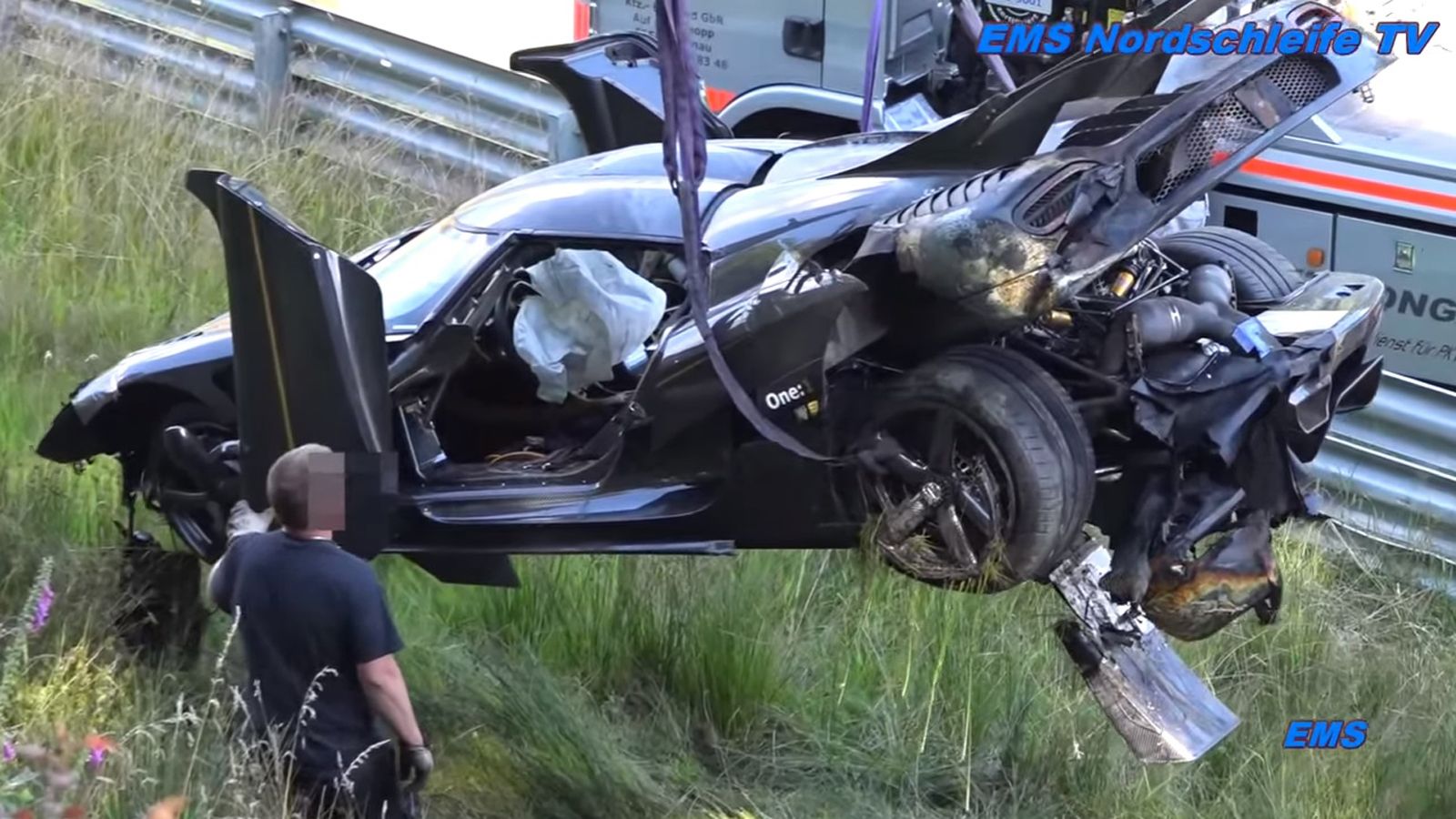 Δείτε την ιδιαίτερα σπάνια Koenigsegg One:1, που προσπάθησε να σπάσει το ρεκόρ στο Ring, να κείτεται στην κυριολεξία... εν τόπω χλοερό.