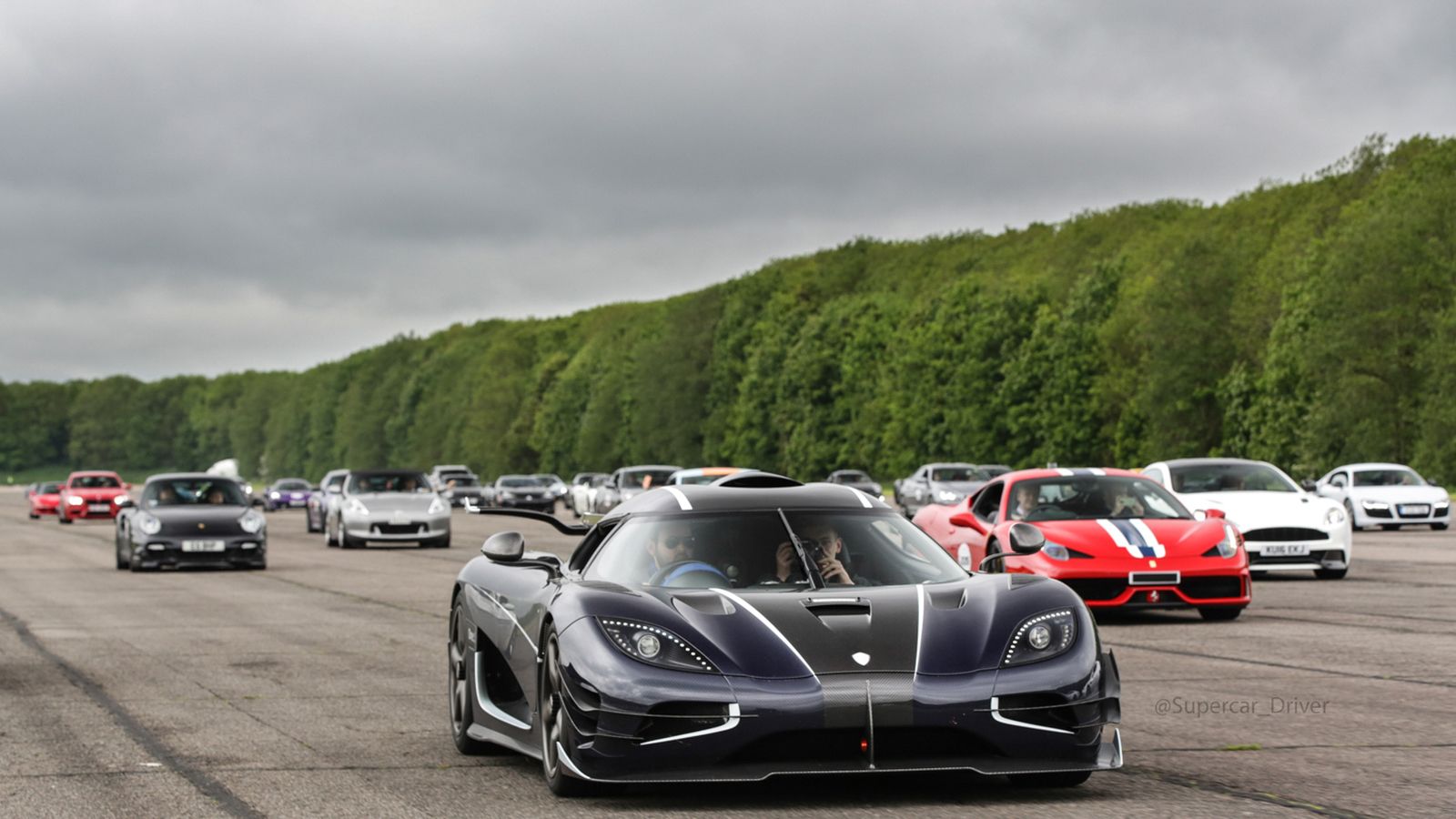 Tο Koenigsegg One:1 έσπασε το ρεκόρ ταχύτητας τρεις φορές στην μήκους 1,4 μιλίου πίστα που βρίσκεται στο Bruntingthorpe του Ην. Βασιλείου.