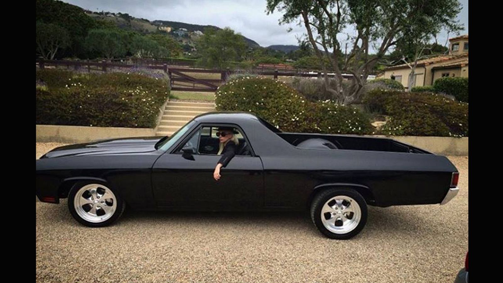 Selfie μέσα σε ένα Chevrolet El Camino εμφανίστηκε η γνωστή και εκκεντρική τραγουδίστρια της Pop Lady Gaga, δείχνοντάς μας την προτίμησή της στα κλασι