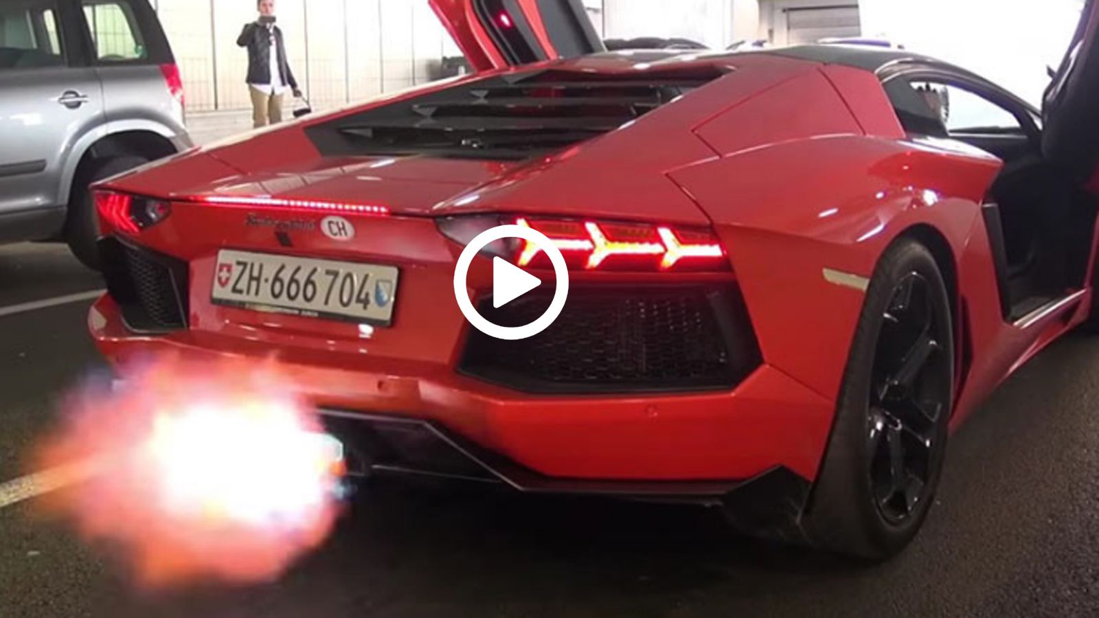 Η συγκεκριμένη Lamborghini Aventador αναστατώνει τους περαστικούς με τον ήχο της, αλλά και με τις φλόγες που βγάζει από την εξάτμιση.