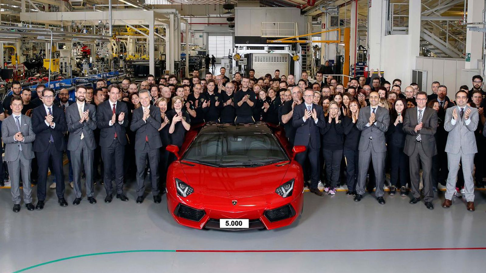 Η 5000ή Aventador είναι στην έκδοση Roadster Rosso Bia LP 700-4, που θα παραδοθεί στον κάτοχό της εντός των συνόρων της Ιταλίας.