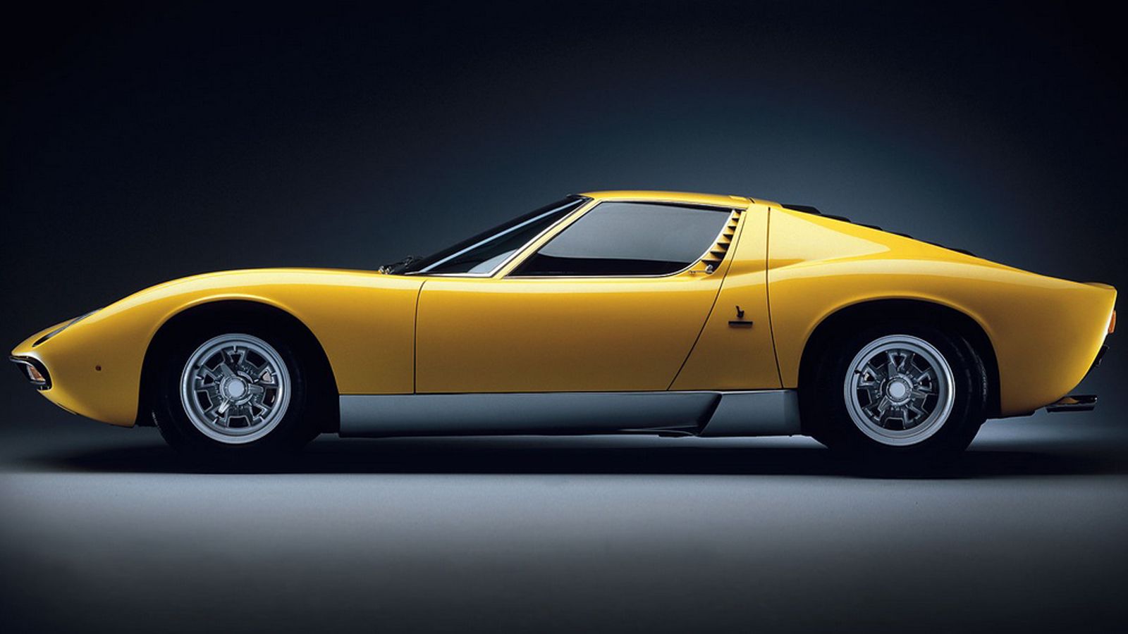 Η Lamborghini Miura αντικαταστάθηκε το 1974 από την Countach και σήμερα κοστίζει μια μικρή περιουσία.