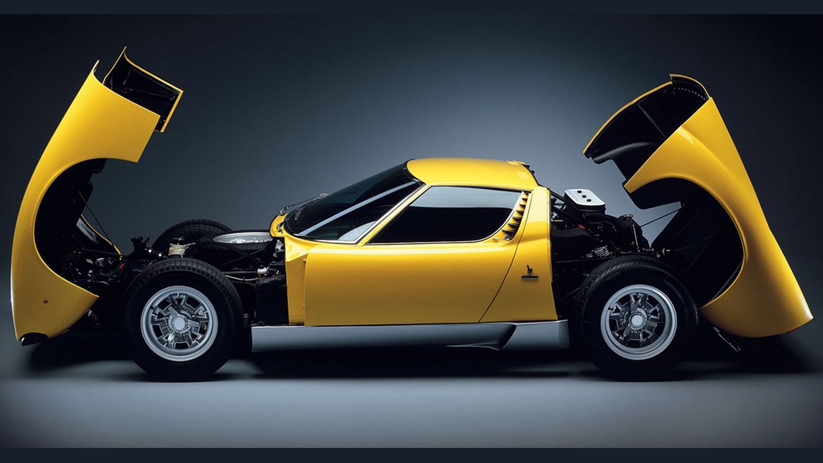 Το V12 σύνολο των 3,9 λίτρων ήταν τοποθετημένο εγκάρσια στο κέντρο και απέδιδε από 350 έως 385 ίππους, ενώ μετέφερε την κίνηση στους πίσω τροχούς.