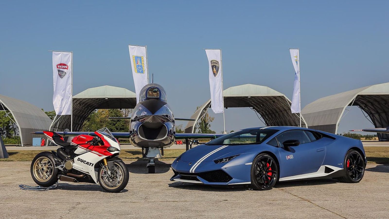 Το παρόν εκ μέρους της Ducati έδωσαν οι αναβάτες του MotoGP, Andrea Dovizioso και Michele Pirro, οι οποίοι έβγαλαν τα αγωνιστικά μηχανάκια τους στον α