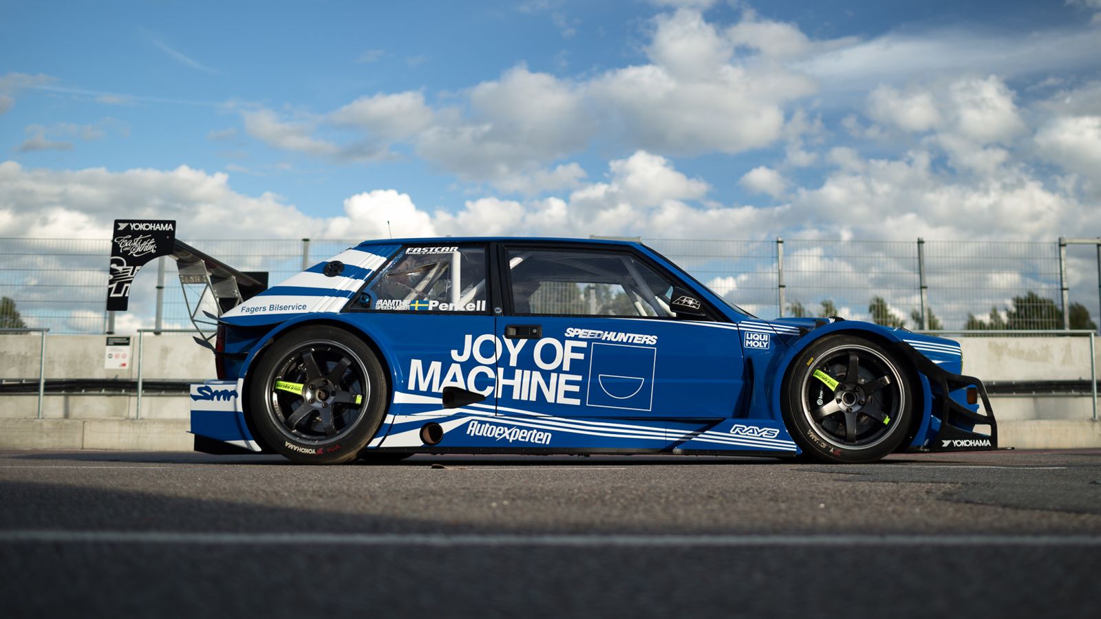 Η LaSupra διαθέτει pushrod ανάρτηση με ρυθμιζόμενα αμορτισέρ της Ohlins, ένα σύστημα που προέρχεται από την Porsche 911 GT3 RSR.