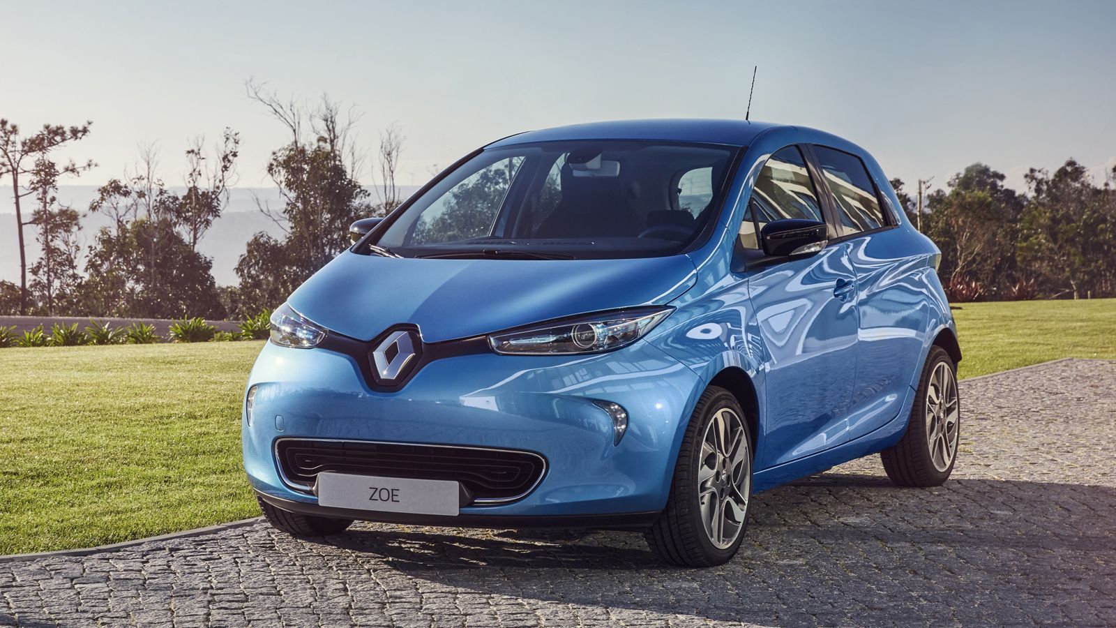 Το Renault Zoe πρόσφατα απέκτησε την έκδοση Z.E. 40, η οποία χάρη στη μεγαλύτερη μπαταρία 41 kWh, δίνει αυτονομία 400 χλμ. στον κύκλο New European Dri