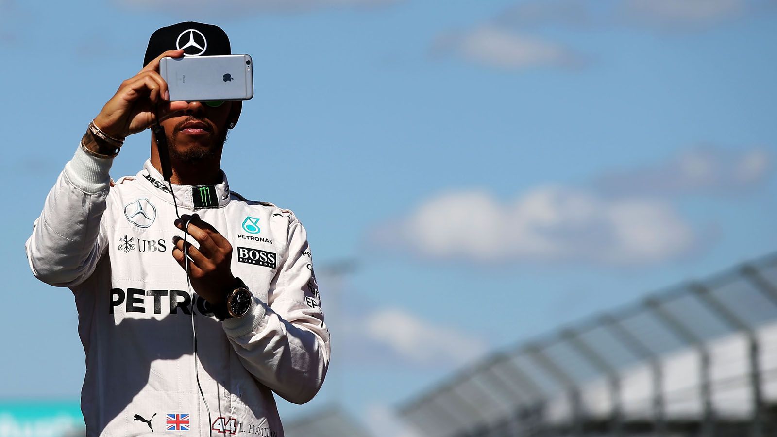 Είναι γνωστή η αγάπη του Lewis Hamilton για τα μέσα κοινωνικής δικτύωσης και γενικά οτιδήποτε βοηθά στην προβολή του στο κοινό.