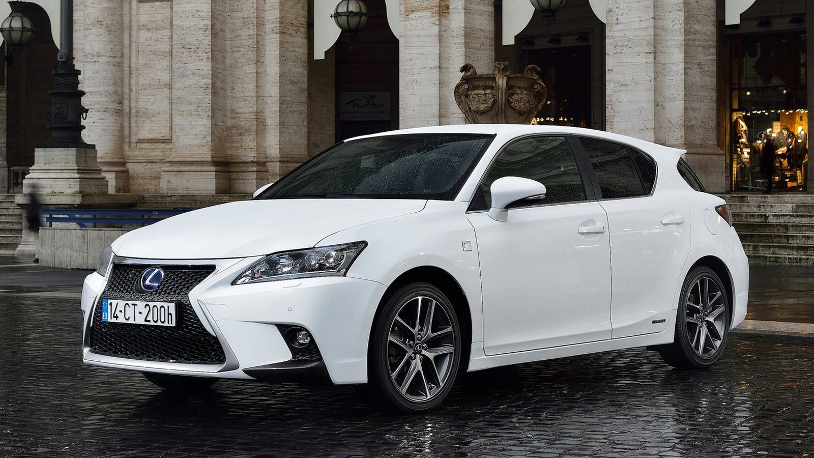 Το Lexus CT 200h το ξέραμε μέχρι στιγμής ως το premium alter ego του υβριδικού Toyota Auris. Από ότι φαίνεται αυτό θα αλλάξει…