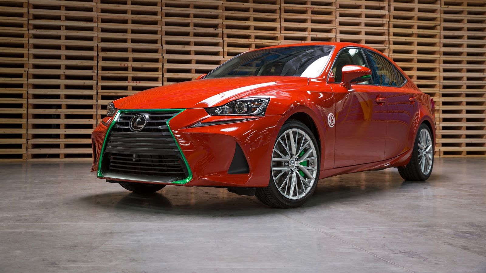 Tο Sriracha IS αποτελεί τον καρπό της σύμπραξης της Lexus με την εταιρεία Huy Fong Foods που φτιάχνει καυτές σάλτσες. Φτιάχτηκε από την West Coast Cus