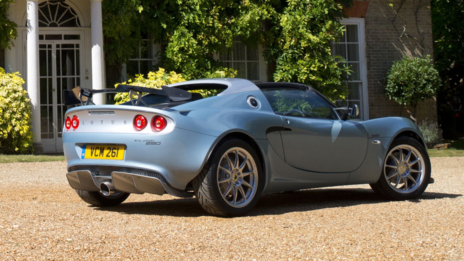 Κύριο χαρακτηριστικό της Lotus Elise 250 Special Edition αποτελεί το γεγονός πως είναι ελαφρύτερη κατά 32 κιλά από την Elise 250 Cup, στην οποία και σ