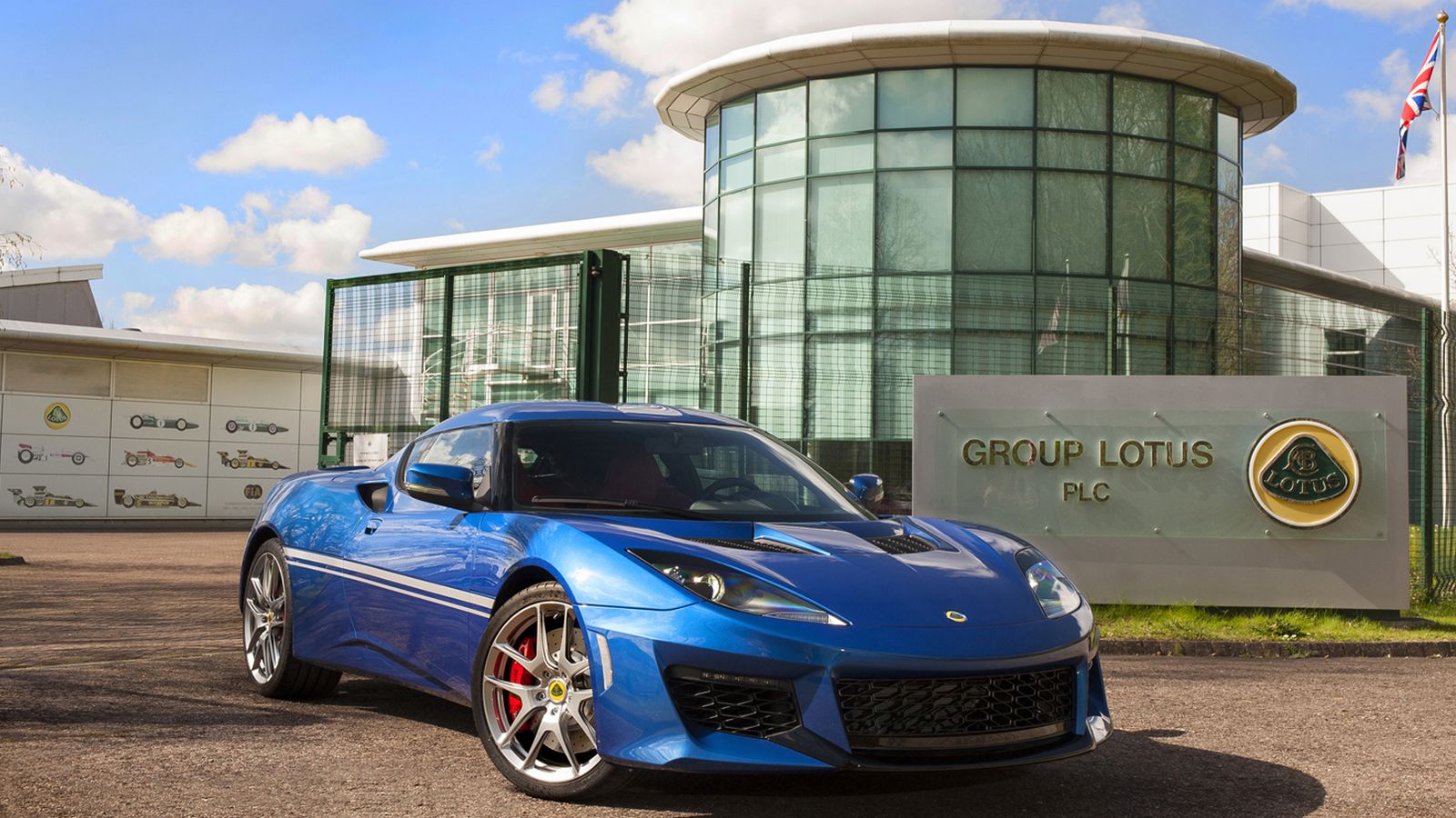 Η Evora 400 Hethel Edition είναι το πρώτο από μια σειρά συναφών μοντέλων που θα παρουσιάσει η Lotus, τιμώντας τα 50 χρόνια λειτουργίας του εργοστασίου