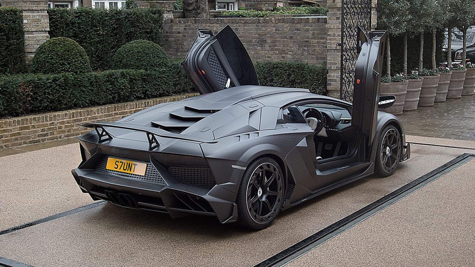 Η Mansory ανακοινώνει ότι για το 0-100 χλμ./ώρα χρειάζεται 2,7 δλ., για το 0-200 χλμ./ώρα 8,4 δλ., για το 0-300 χλμ./ώρα 23,4 δλ., ενώ η τελική ταχύτη