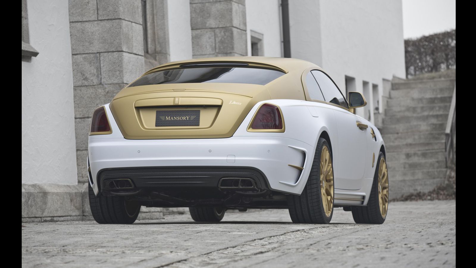 Οι εξωτερικές τροποποιήσεις της Wraith Palm Edition 999 αφορούν το χρώμα του αμαξώματος, νέο body kit και την αντικατάσταση των εμπρός φωτιστικών σωμά
