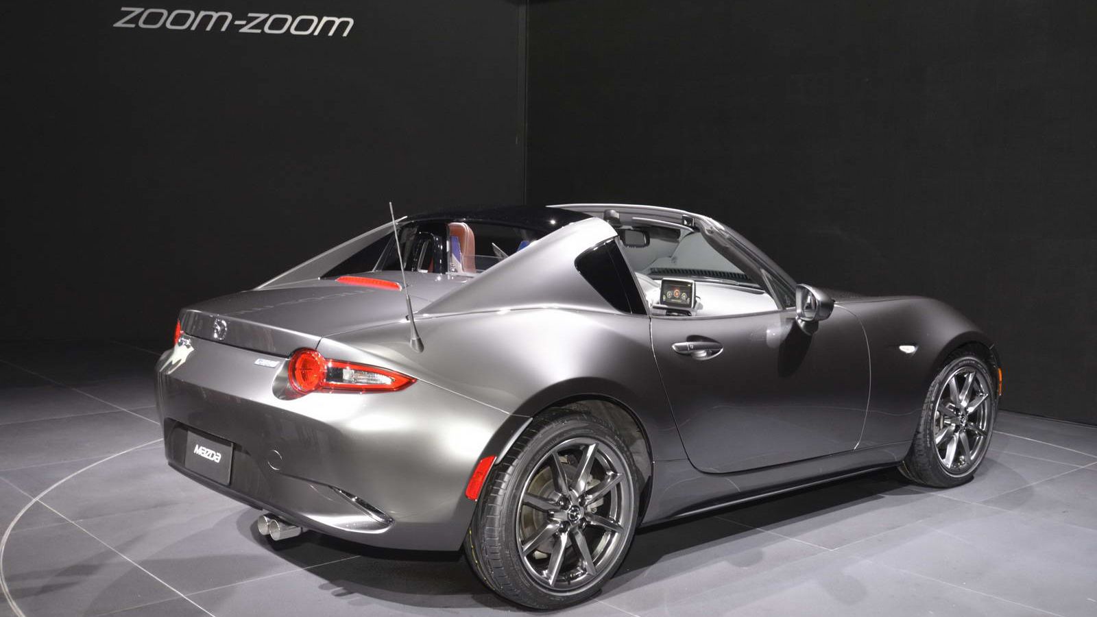 Αν και ακόμα είναι ανεπίσημο, φαίνεται πως κάποια στιγμή μέσα στο πρώτο τρίμηνο του 2017, θα γίνει η παρουσίαση της έκδοσης παραγωγής του Mazda MX-5 R