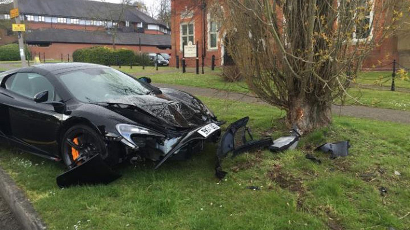 Κακοτυχία, μάτι ή απλά μειωμένες οδηγικές ικανότητες σε σχέση με τις δυνατότητες του supercar; Ότι κι αν έφταιξε, το αποτέλεσμα είναι εξίσου καταστροφ