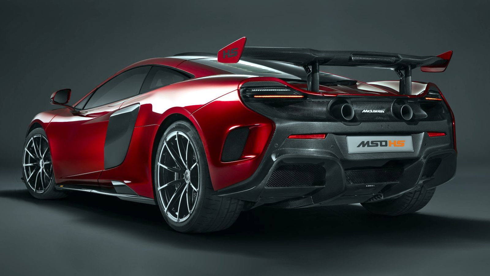 Το νέο σύστημα εξάτμισης είναι βαμμένο στο χέρι και προσφέρει καλύτερη ροή του αέρα, ενώ το νέο αεροδυναμική bodykit παράγει 220 κιλά κάθετης δύναμης 