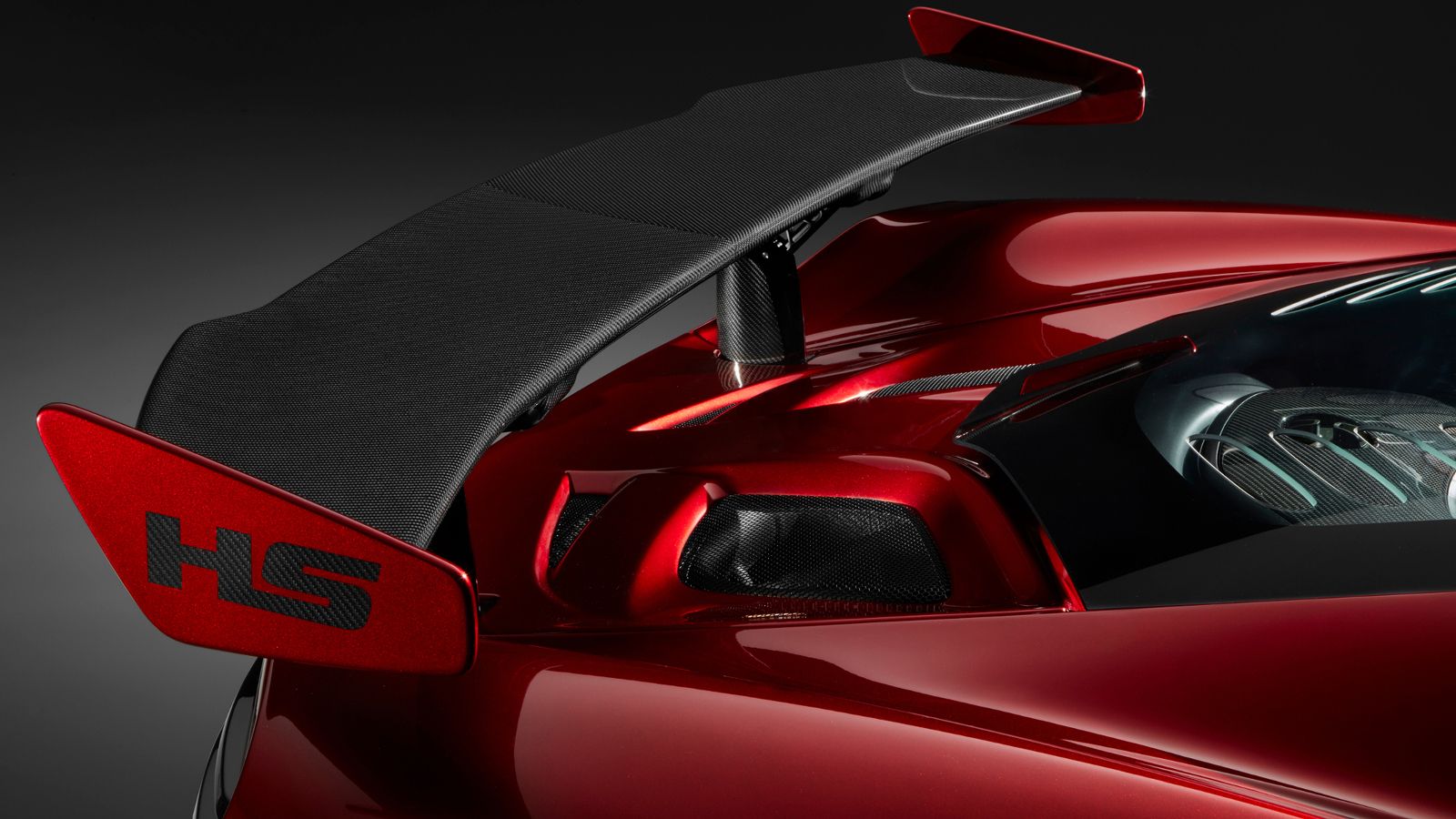 Η ηλεκτρονικά ελεγχόμενη πίσω αεροτομή ακολουθεί τη λογική της P1 GTR και μπορεί να χρησιμοποιηθεί και ως αερόφρενο.