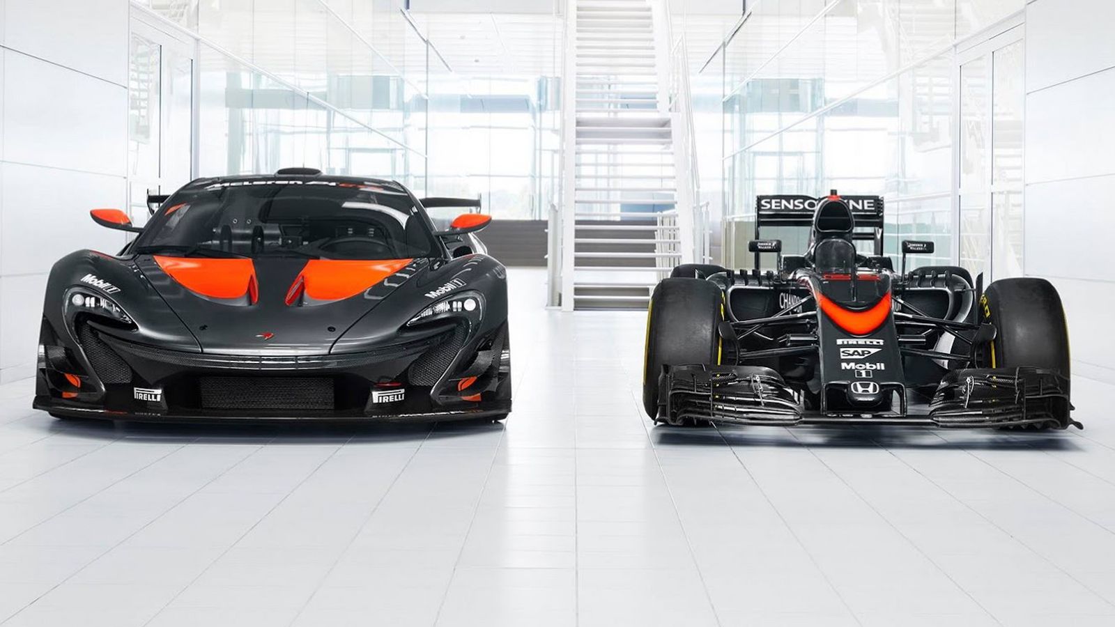 Θέλοντας να γιορτάσει το δεύτερο μισό της αγωνιστικής περιόδου για την F1, η McLaren έκανε μια φωτογράφηση με τις P1 GTR και MP4/31 στα ίδια χρώματα.