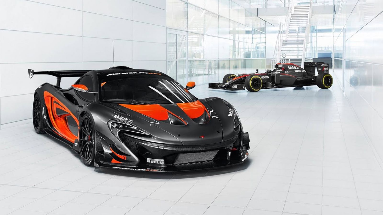 Τα δύο πιο «ακραία» αγωνιστικά μηχανήματα της εταιρείας, λοιπόν, φόρεσαν τα ίδια «ρούχα», αν και στην Ρ1 ήταν κάπως δύσκολο να μπουν οι ρίγες όπως ακρ