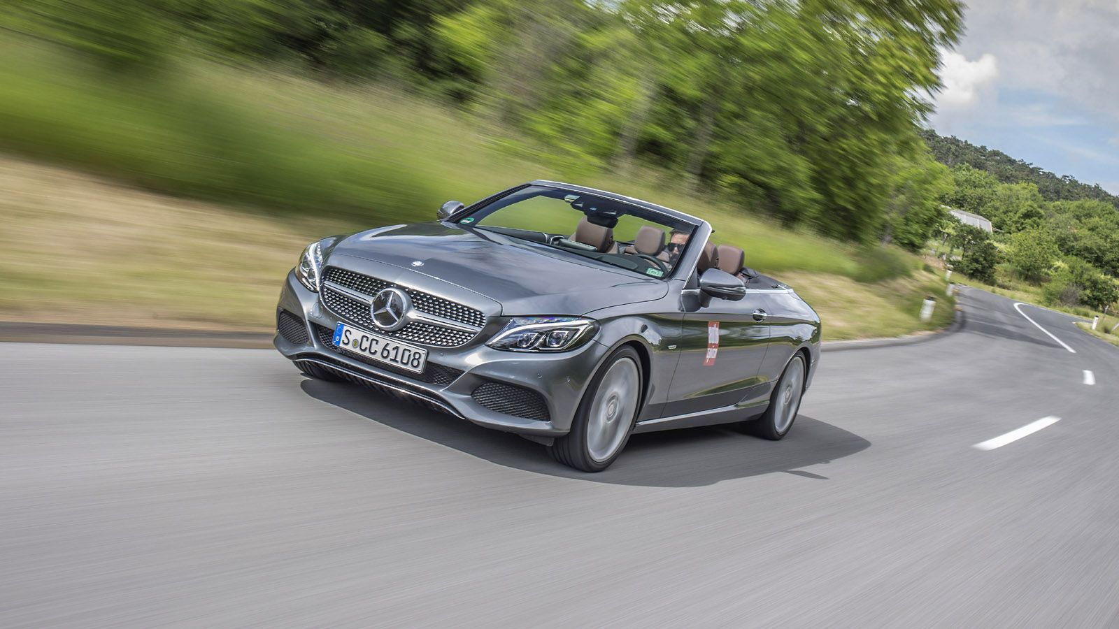 Τόσο ανοιχτή όσο και κλειστή, η C-Class Cabriolet παραμένει εντυπωσιακή σε εμφάνιση. 