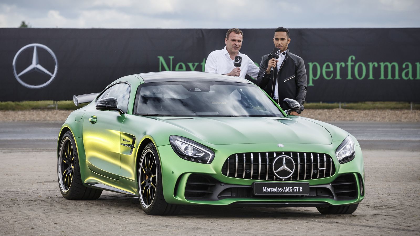 Ο Tobias Moers (στη φωτό μαζί με τον Lewis Hamilton) είπε πως η εταιρεία του μόλις ξεκίνησε με την GT οικογένεια και πως «επεκτείνει τη GT γκάμα ̷