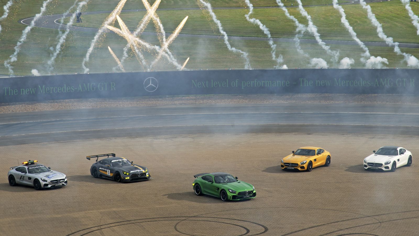 Το παρόν στην παγκόσμια πρεμιέρα της AMG GT R στο Brooklands, έδωσε όλη η GT οικογένεια. Από δεξιά: AMG GT, AMG GT S, AMG GT R, AMG GT3 και Safety Car