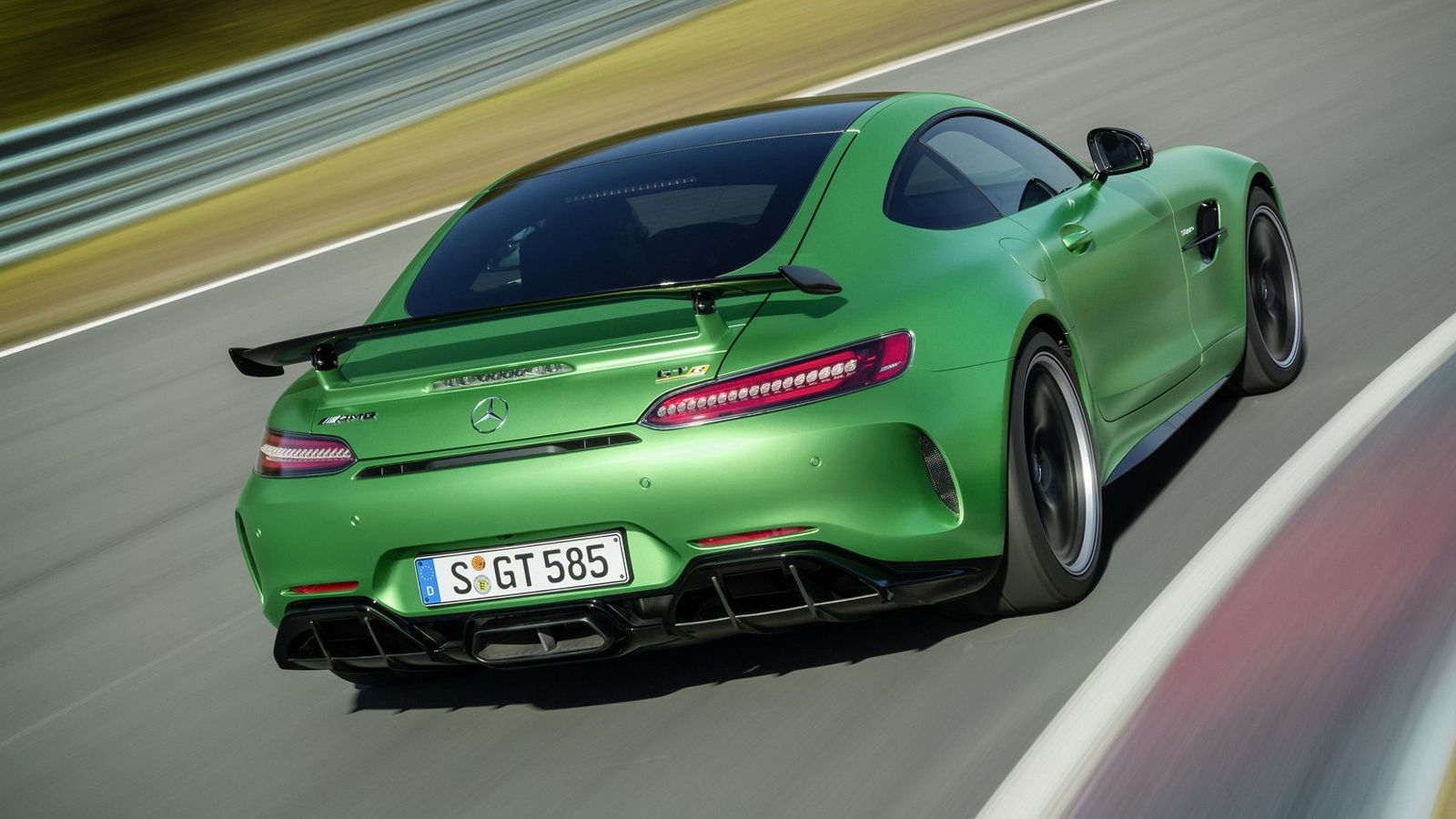 Στον στάνταρ εξοπλισμό της νέας Mercedes-AMG GT R συναντάμε ένα ηλεκτρονικά ελεγχόμενο διαφορικό περιορισμένης ολίσθησης στον πίσω άξονα. 