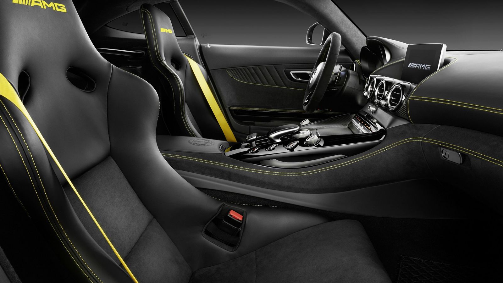 Περνώντας στο εσωτερικό, αντικρίζεις τα AMG performance καθίσματα, επενδυμένα με δέρμα Nappa και DINAMICA microfiber, αλλά και κίτρινες πινελιές.