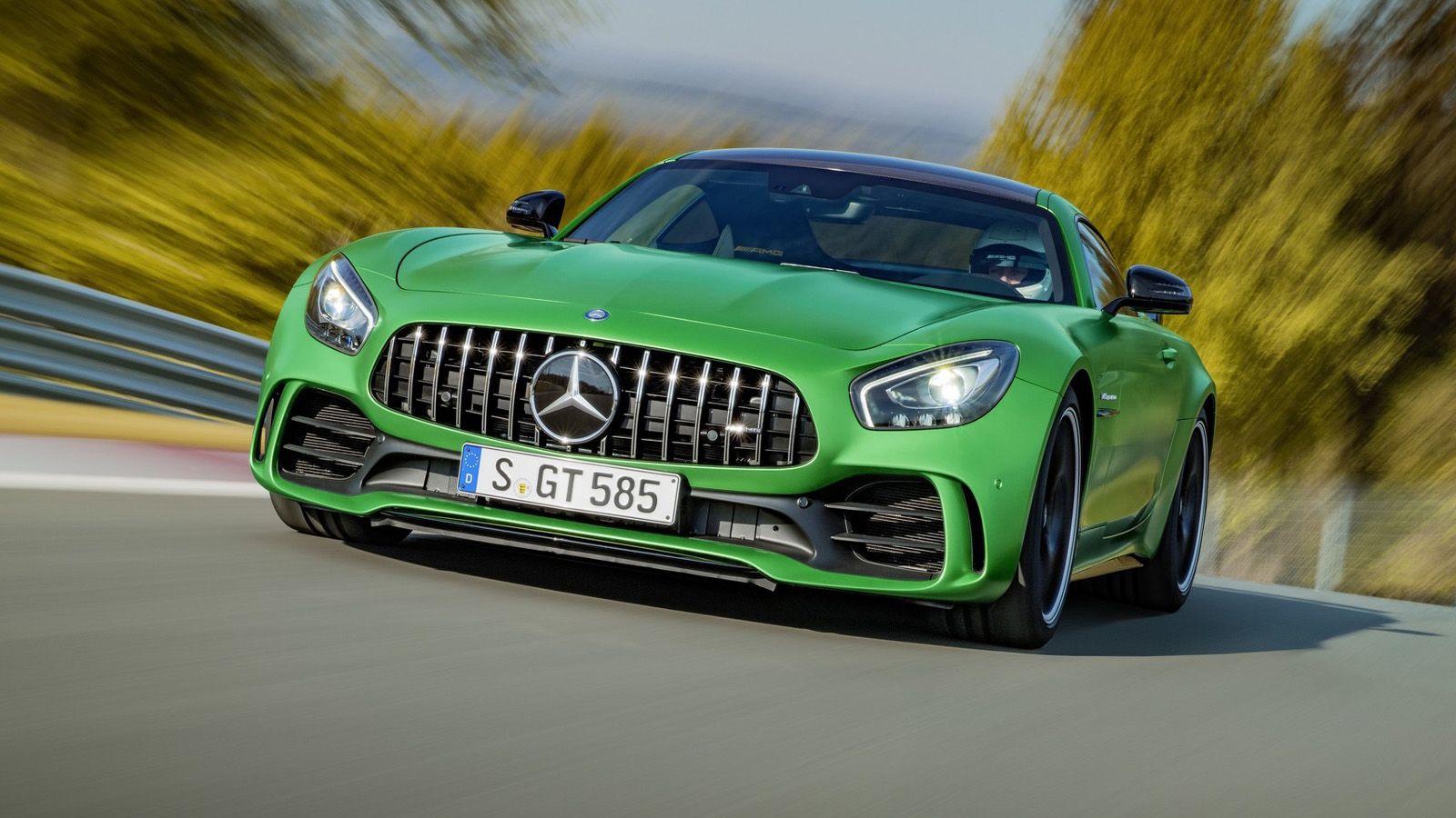 Η νέα AMG GT R ζυγίζει 1.554 κιλά, όντας ελαφρύτερη κατά 90 κιλά από την έκδοση S. Επίσης είναι ισχυρότερη κατά 75 ίππους, ενώ έχει ροπή μεγαλύτερη κα