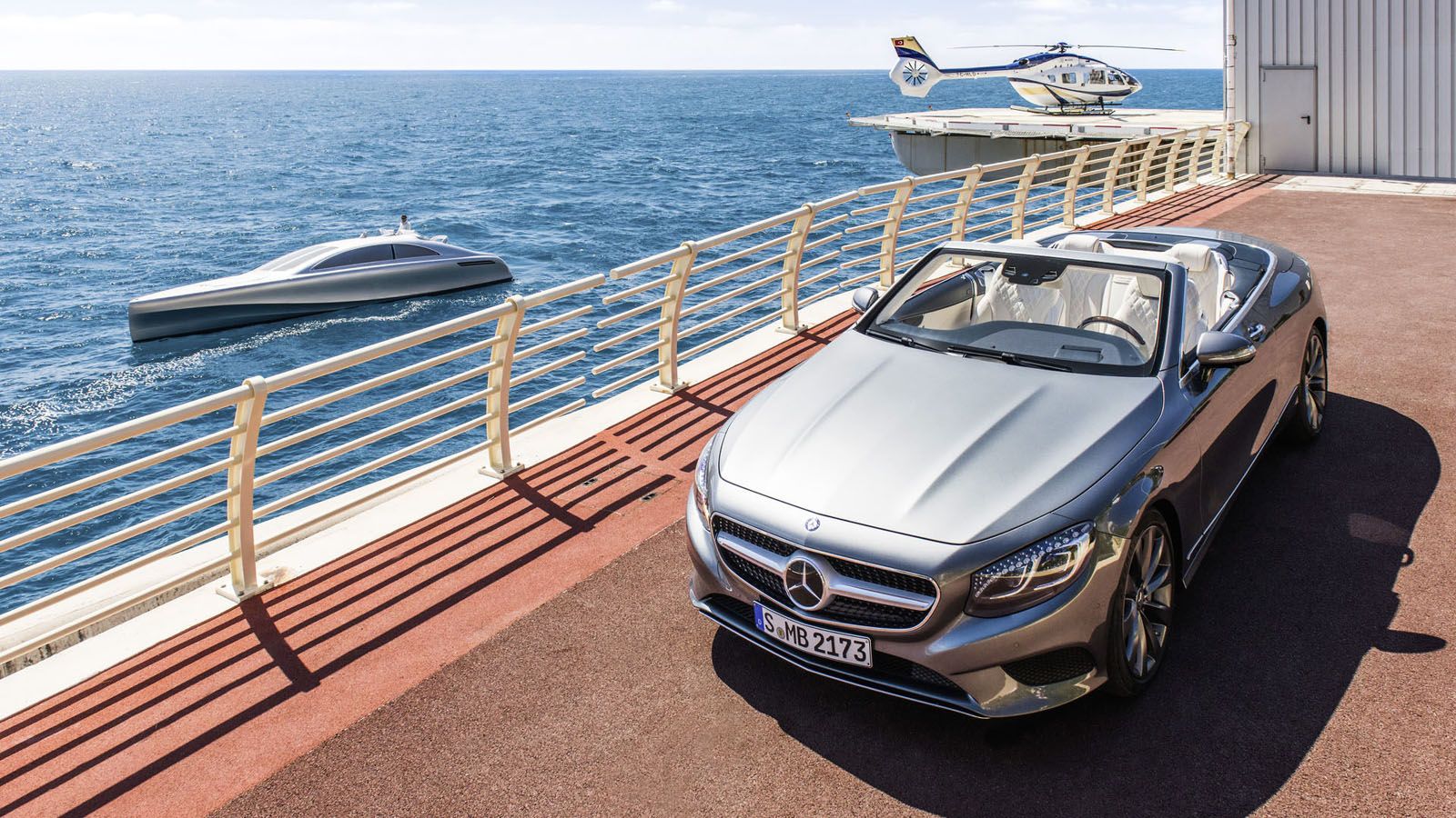 Πρωταγωνιστές του video είναι το ταχύπλοο Mercedes Arrow 460 Granturismo, η νέα Mercedes S-Class Cabrio και το ελικόπτερο της γερμανικής μάρκας Airbus