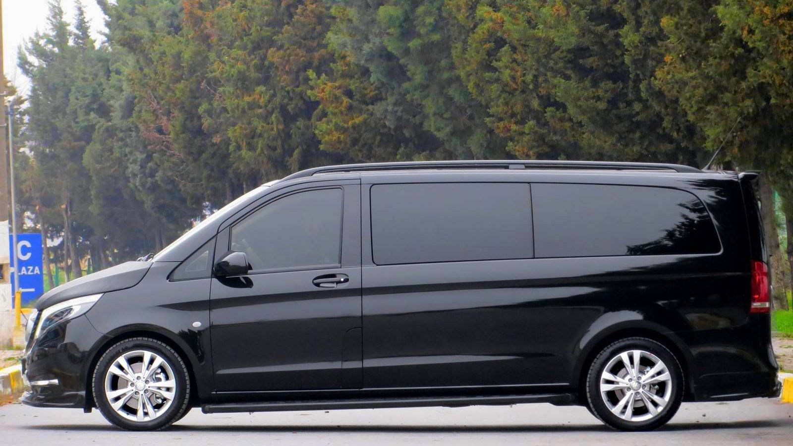Ταπεινό δείχνει εξωτερικά το Mercedes Vito Tourer, αλλά που να ήξεραν τι κρύβει στο εσωτερικό.