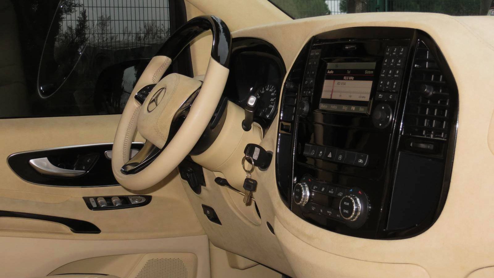 Επένδυση Alcantara σε ταμπλό, οροφή και πόρτες για το πολυτελές van.