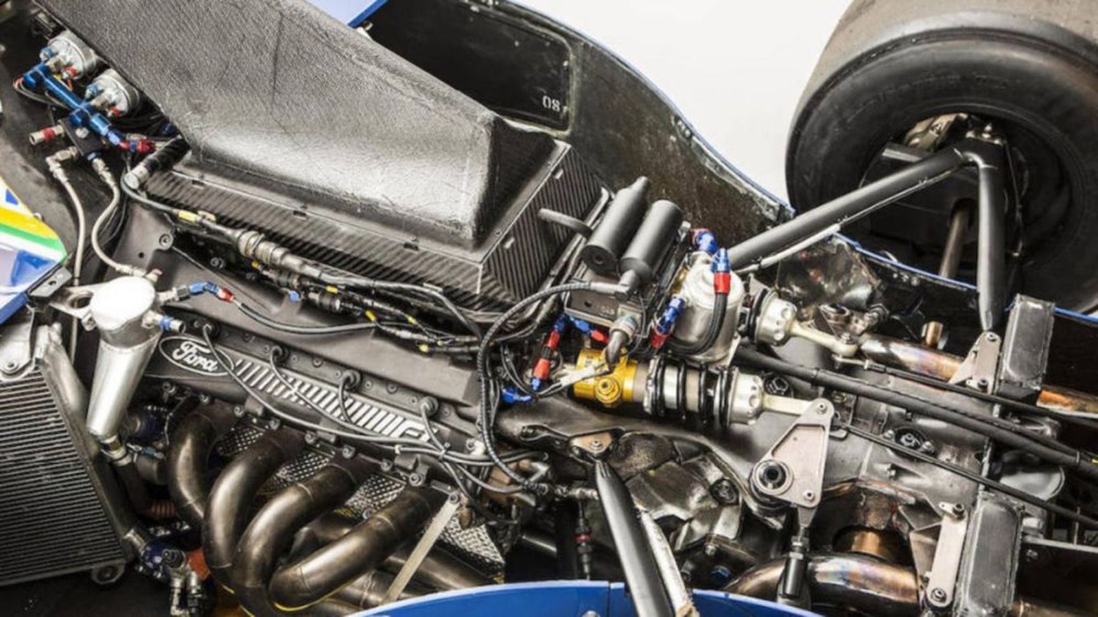 Ο κινητήρας της Benetton Ford B191/191B διατίθεται μαζί με το μονοθέσιο και δεν έχει αφαιρεθεί, όπως συμβαίνει με τα μονοθέσια που δημοπρατούνται.