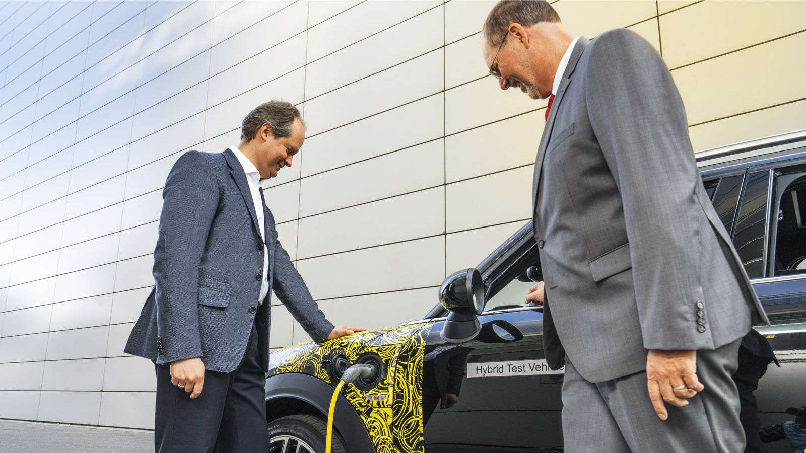 Το υβριδικό ΜΙΝΙ αναμένεται να μπορεί να λειτουργήσει ως αμιγώς ηλεκτρικό για 40 χλμ., χάρη στην μπαταρία ιόντων λιθίου των 7.6 kWh, ξεπερνώντας τις τ