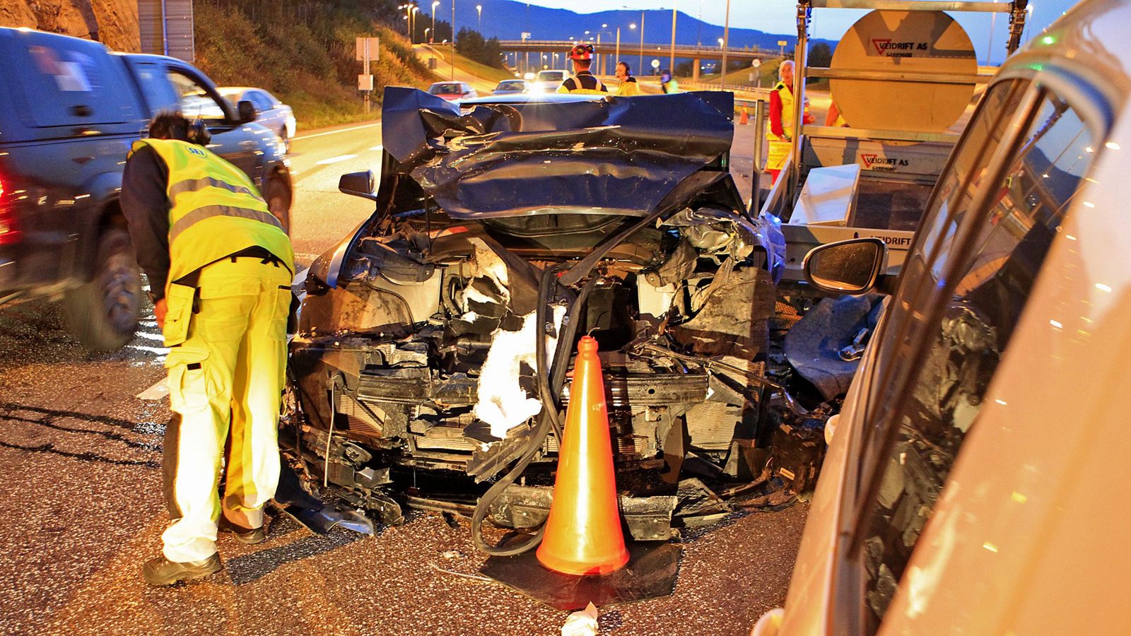 Το τρέιλερ με την προειδοποιητική σήμανση στο οποίο προσέκρουσε το Model S εκτοπίστηκε 80 μέτρα μακριά, ενώ βλέπετε πως κατέληξε το... άτυχο αυτοκίνητ