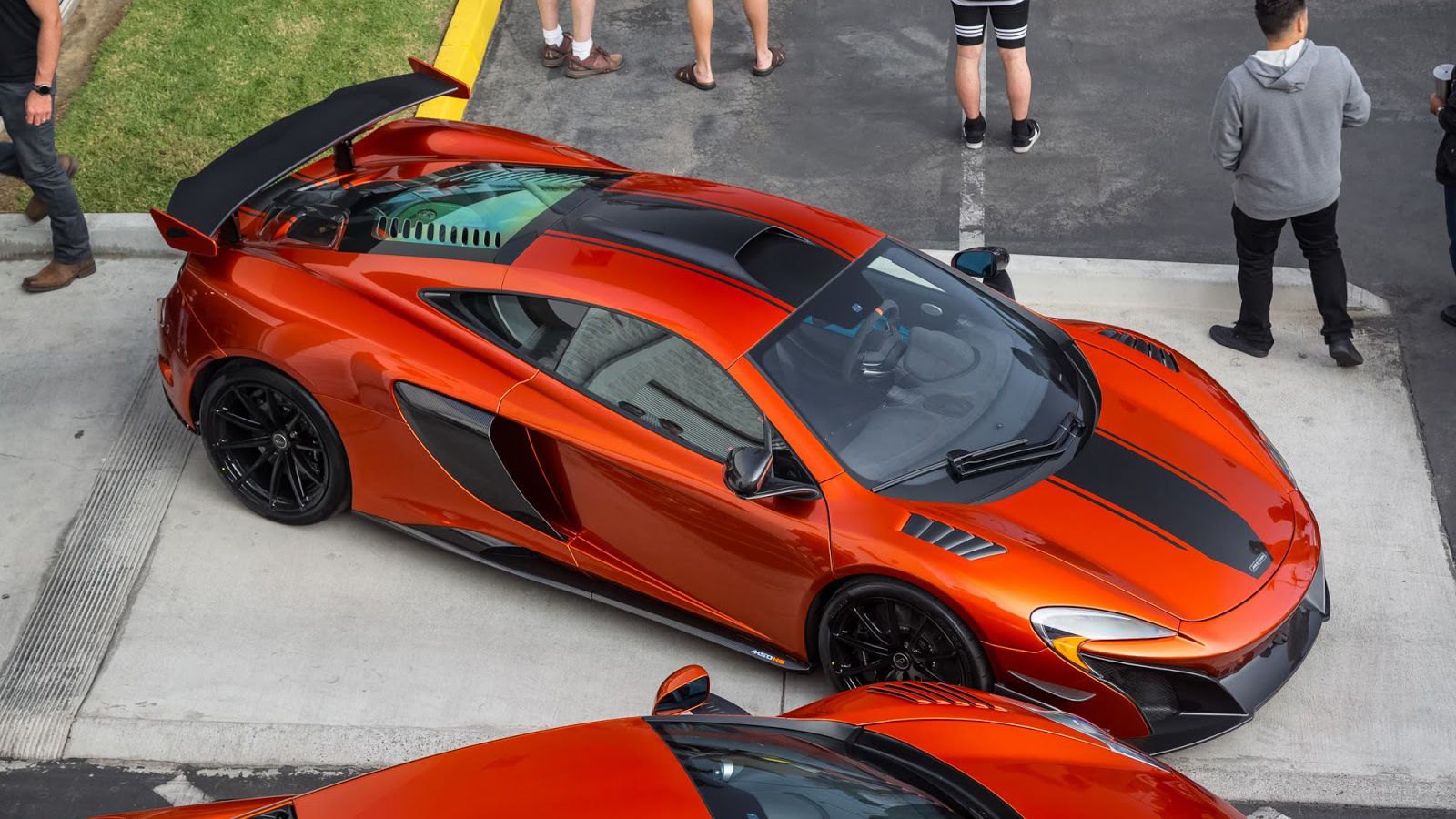 Η μία από τις 25 McLaren MSO HS που σας δείχνουμε σήμερα, φέρει το χρώμα Volcano Orange, μία απόχρωση που έγινε διάσημη από το P1 Concept.