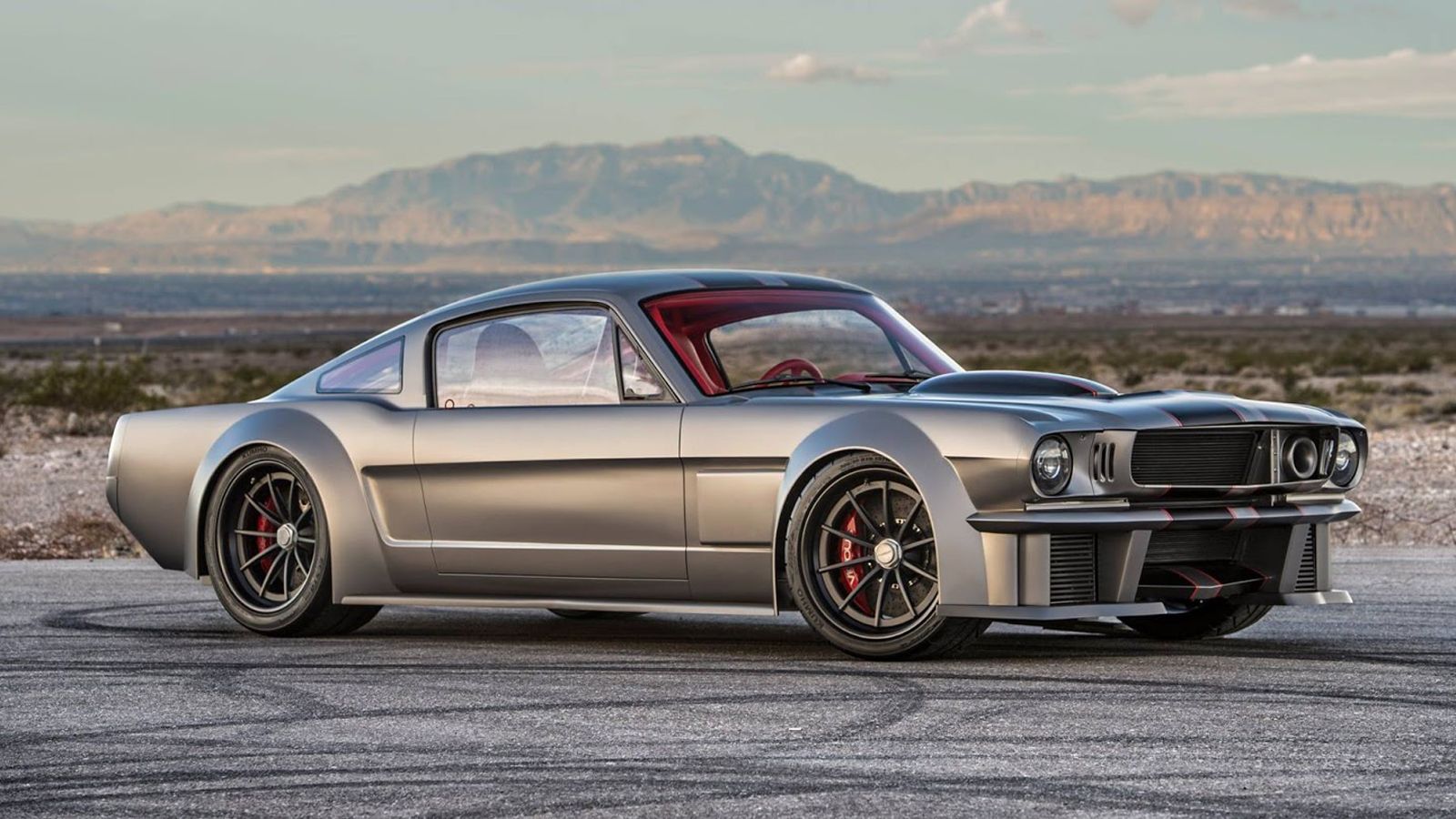 Η Timeless Kustoms αφαιρεί την αρχική οροφή της Mustang, πειράζει το αμάξωμα, τοποθετεί ένα custom σασί της Art Morrison και δανείζεται από μία Corvet