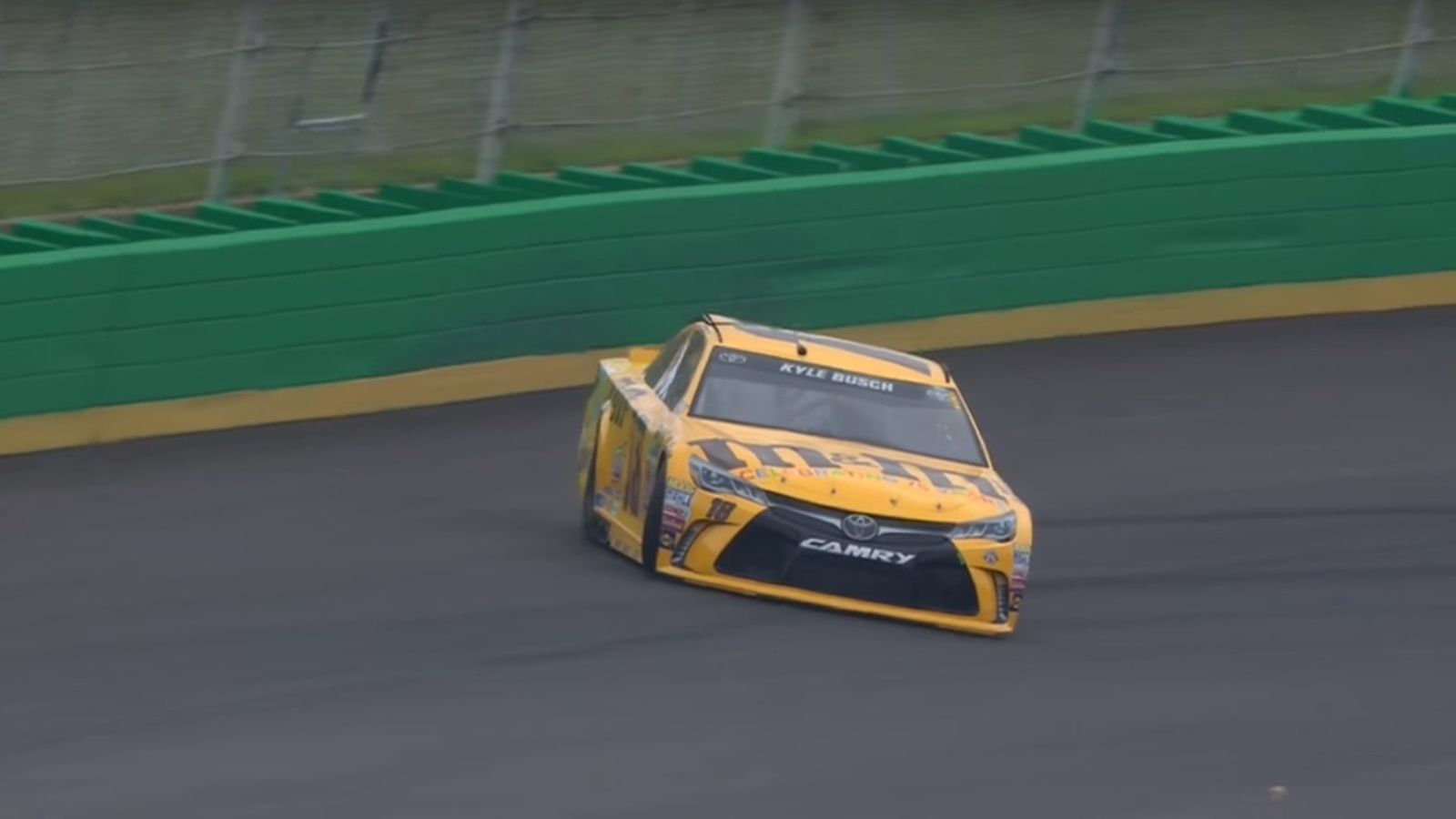 Όσο εύκολο φαίνεται στην εικόνα, τόσο δύσκολο είναι στην πράξη να κρατήσεις στην πορεία του ένα αγωνιστικό NASCAR, ντριφτάροντας. Δείτε το εντυπωσιακό