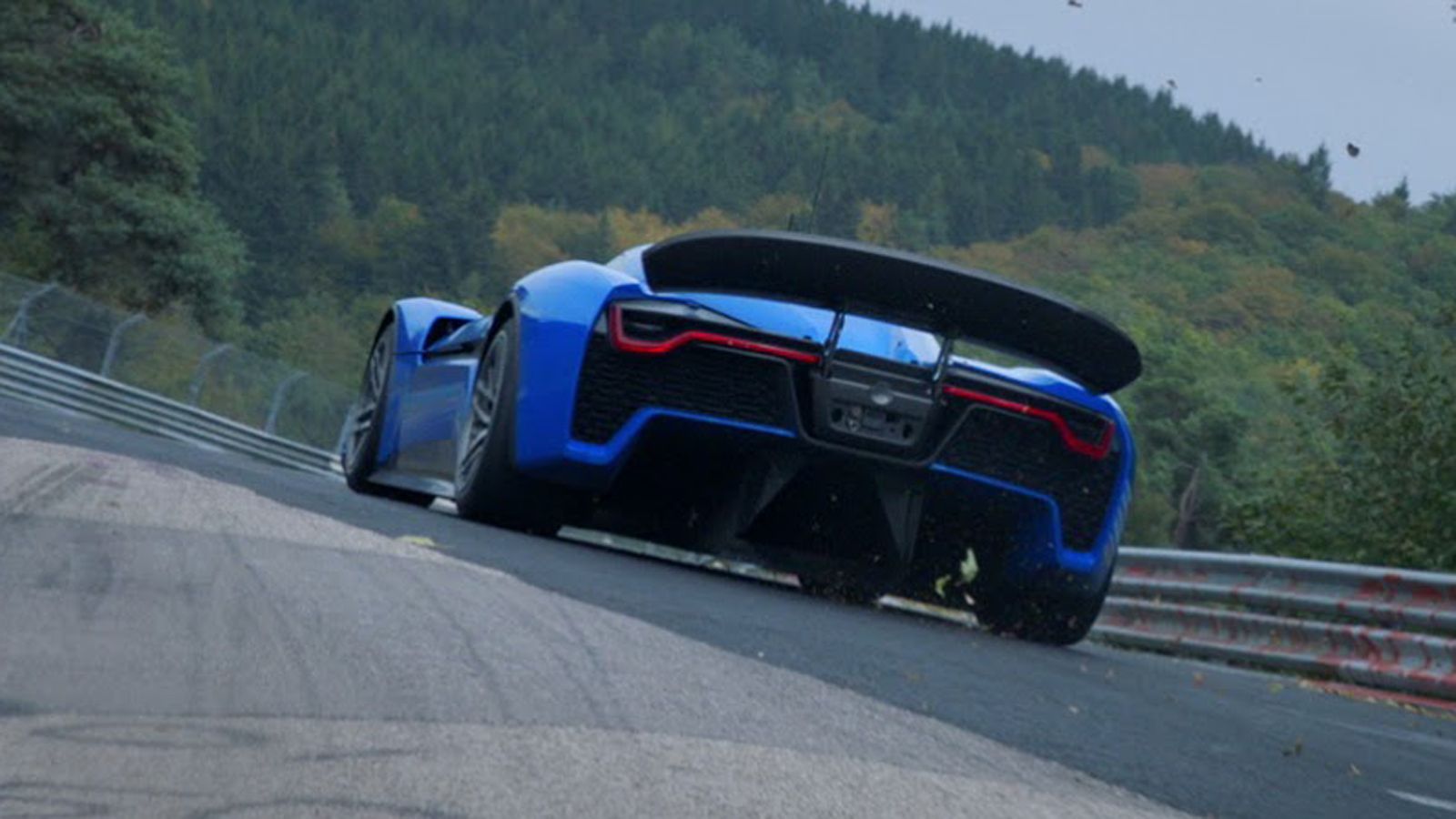 Το NIO EP9 διαθέτει τέσσερις ηλεκτροκινητήρες -έναν σε κάθε τροχό- και τέσσερα ξεχωριστά κιβώτια ταχυτήτων. Τα εν λόγω μοτέρ αποδίδουν συνολικά 1 Mega