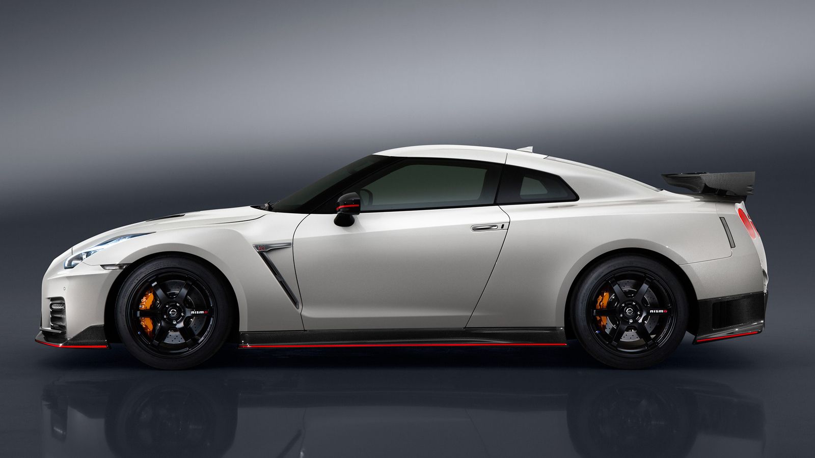 Το παζλ των εξωτερικών βελτιώσεων έρχονται να συμπληρώσουν οι κόκκινες λεπτομέρειες στο σύνολο το αμαξώματος, όπως και οι εξάμπρατσες ζάντες 20 ιντσών