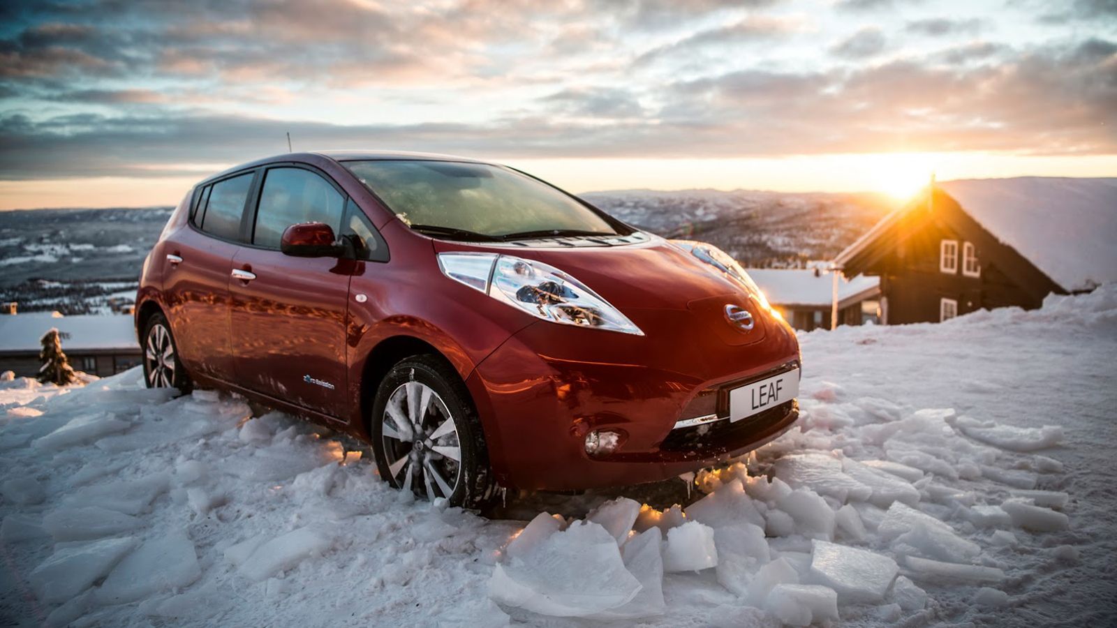 Η Nissan ανακοίνωσε πως το Leaf θα διατίθεται με τη μεγαλύτερη μπαταρία των 30 kWh, η οποία θα του προσδίδει αυτονομία έως και 250 χλμ., πάντα με μία 