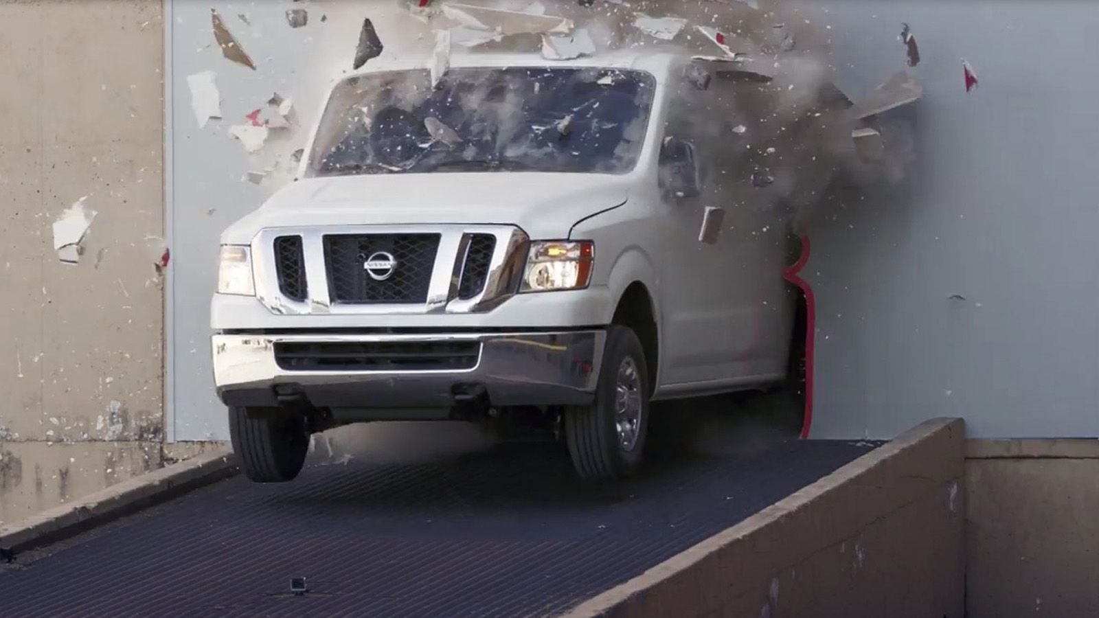 Το Nissan NV Cargo που εμφανίστηκε μπροστά του, δεν είναι ένα τυχαίο βαν, αλλά το κορυφαίο NV3500 HD, με κινητήρα V8 5,6 λτ. απόδοσης 317 PS.