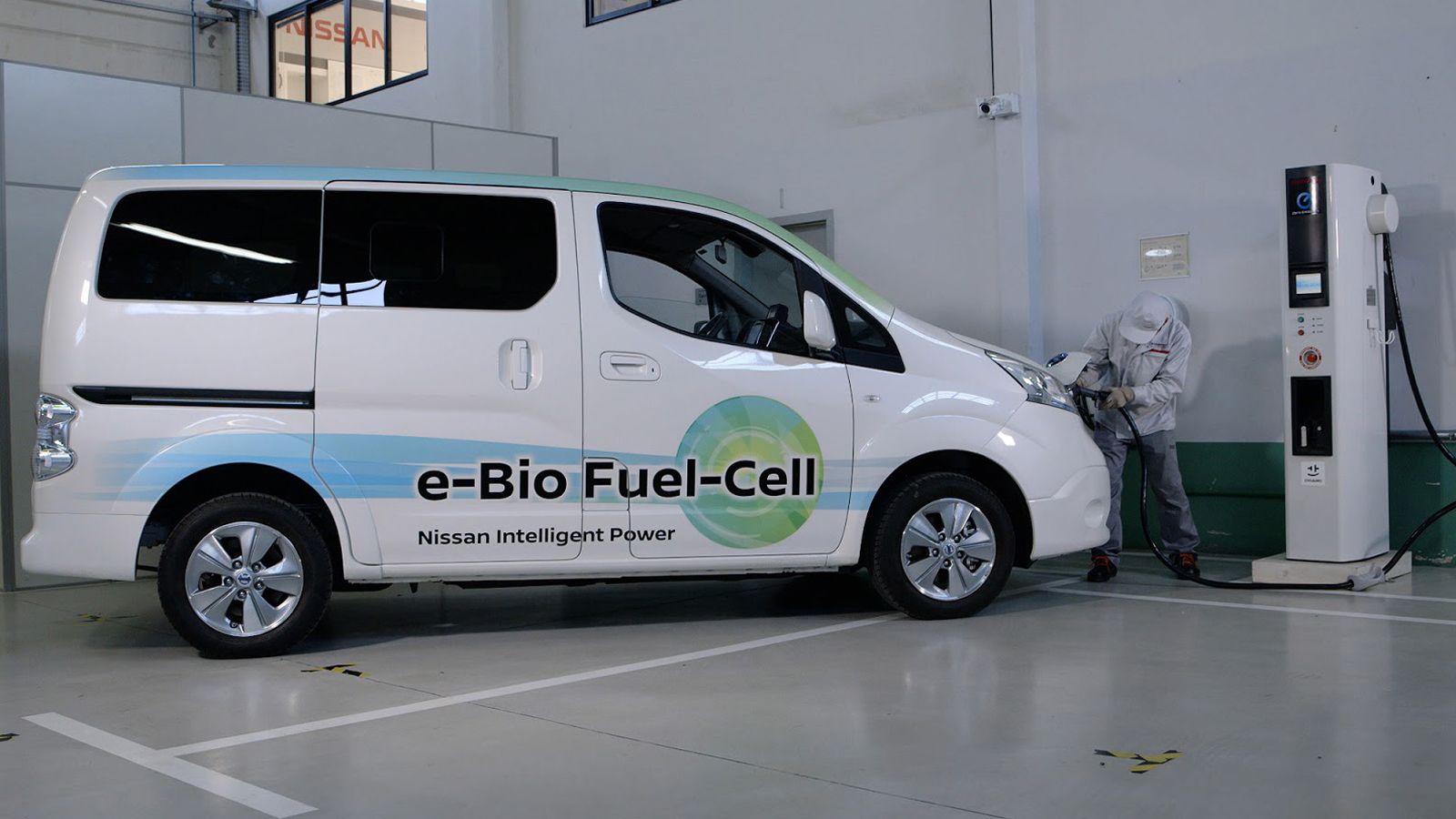 Όταν κινείται με 100% αιθανόλη, το Nissan e-Bio Fuel-Cell μπορεί να κάνει μέχρι και 600 χλμ. με μία μόνο φόρτιση, χάρη στη μπαταρία των 24kWh.
